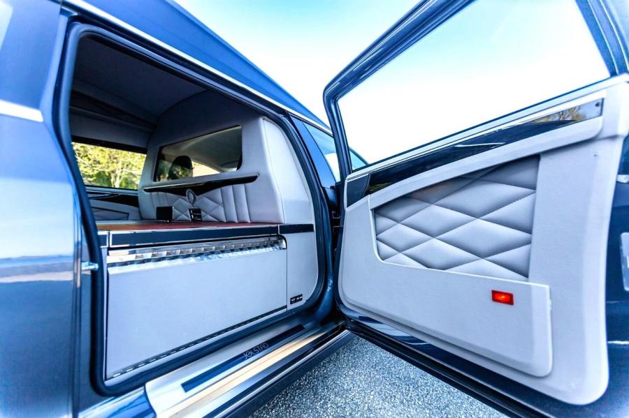 Интерьер Tesla Model S 75D Begravelsesbil 2018 года  (NO) (фото 6 из 12)